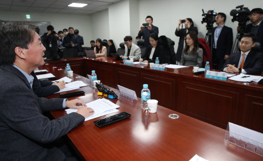 안철수 바른미래당 전 의원이 28일 서울 여의도 국회 의원회관에서 열린 '무너진 사법정의를 논하다' 간담회에 참석, 인사말을 하고 있다. 연합뉴스